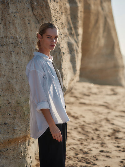 Oversized Bluse weiß für Damen, eine aufgesetzte Tasche, Perlmuttknöpfe in Portugal produziert