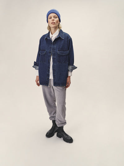 Nachhaltiges DamenJeans Overshirt für Damen aus Bio Baumwolle. Oversized Passform,  dunkles Jeansblau zwei Brusttaschen