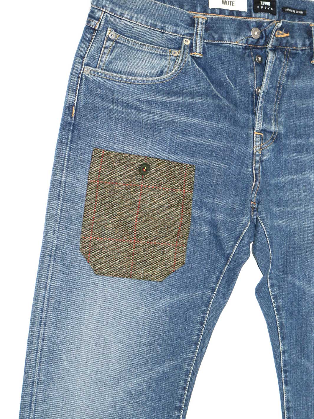 Herren upcylcling Jeans mittelblaue Waschung Größe 38/32 mit aufgesetzter Tasche in olive farbenen Tweed Material mit Knopf verschliessbar