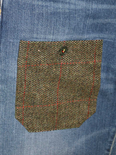 aufgesetzte Tasche aus olive farbenen Tweed Material mit Knopf verschliessbar