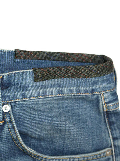 Herren upcyclet Jeans mittelblaue Waschung Hosenbund au flinker Seite mit braun-grünen Stoff eingefasst