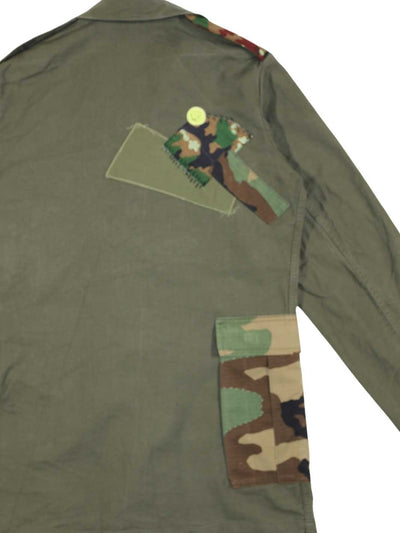 Herren upcycelt Vintage Overshirt olive Größe M Rückenteil mit diversen Applikationen aus Camouflage Stoff