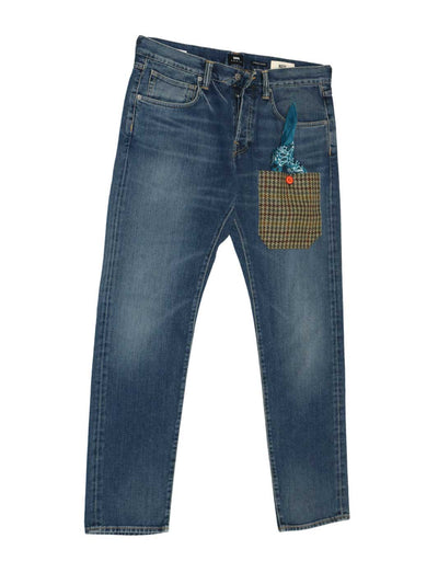 Männer upcycling Jeans mittelblaue Waschung Größe 34/32 eine aufgesetzte Kargo Tasche braun kariert mit rotem Annähknopf und eine Bandana Tuch in petrol 100% Baumwolle Denim Fabric made in Japan