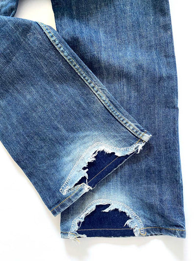 Männer upcycling Jeans mittelblau Größe 31/32 mit reparierter Stellen an beiden hinteren Hosensäumen  