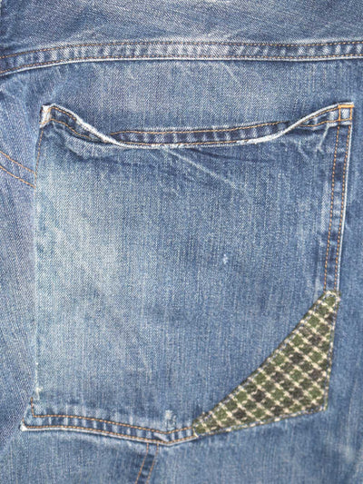 Herren Vintage Jeans rechte Gesäßtasche unten rechts mit grünkarierten Stoff ausgebessert