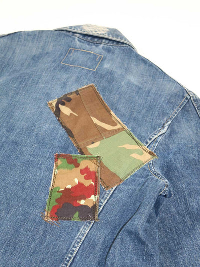 Patches aus Camouflage bedruckten Baumwollstoff auf rechter Schulterblatt Höhe upcycling Denim Jacket