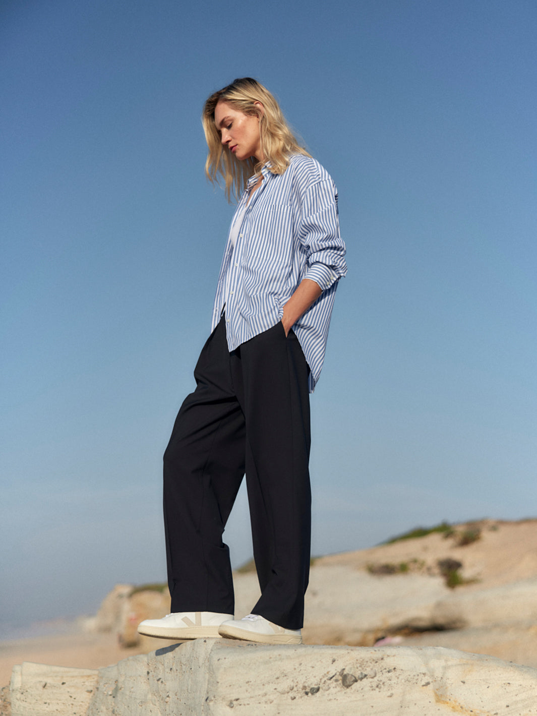 Nachhaltige Damen Bluse in Blau-Weißaus Bio-Baumwolle - Seitenansicht mit Model von WOTE
