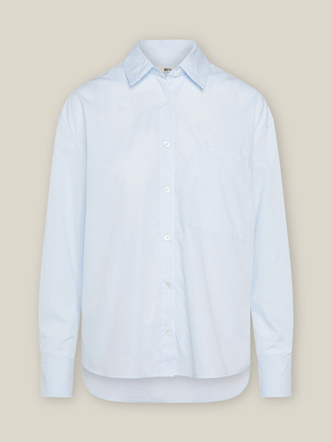 Damen Oversized Bluse in Hellblau aus einem Bio-Baumwoll-Popeline mit einer Brusttasche und echten Perlmutt-Knöpfen von WOTE - fair und nachhaltig in Portugal hergestellt, Freisteller Bild