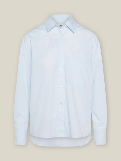 Damen Oversized Bluse in Hellblau aus einem Bio-Baumwoll-Popeline mit einer Brusttasche und echten Perlmutt-Knöpfen von WOTE - fair und nachhaltig in Portugal hergestellt, Freisteller Bild