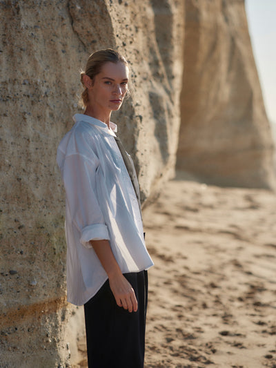 Damen Oversized Bluse in Weiß aus reiner Bio-Baumwolle von WOTE - in Portugal hergestellt, rechte Seitenansicht