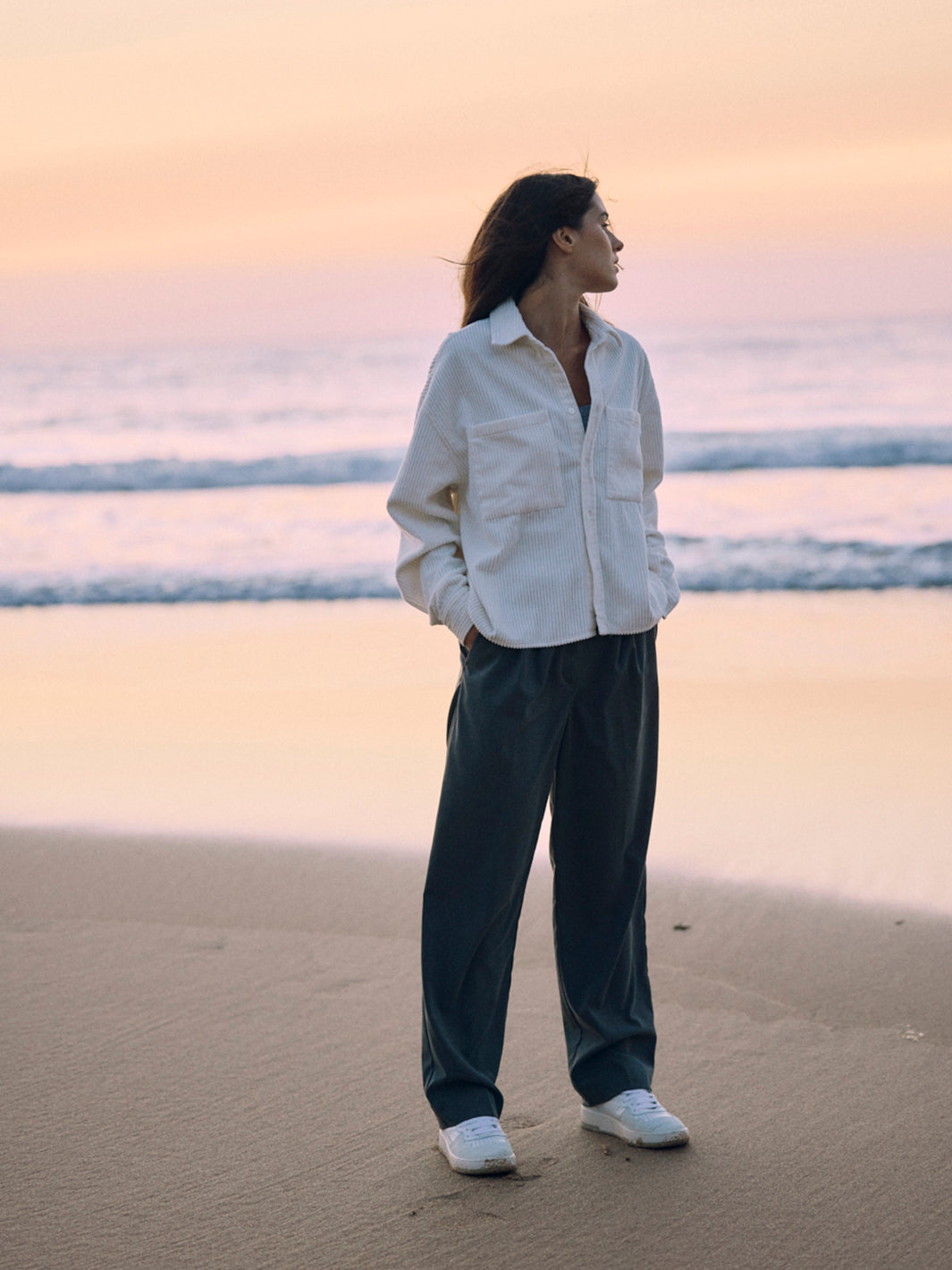 Hochwertiges Damen Overshirt in Off-White aus Bio-Baumwolle von WOTE - made in Portugal (Frontansicht)