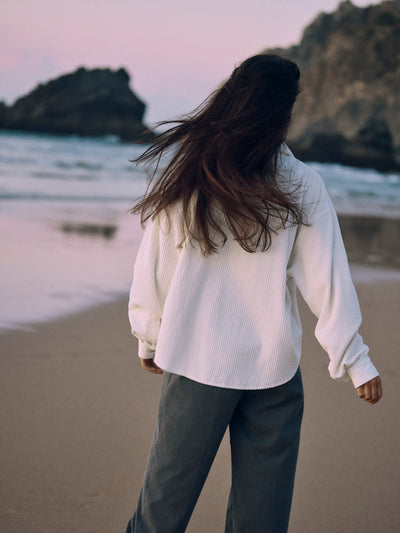 Nachhaltiges Damen Overshirt aus Cord in Off-White aus Bio-Baumwolle von WOTE - made in Portugal ( Rückenansicht)