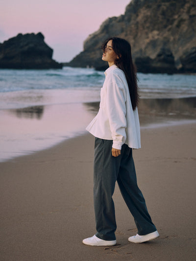 Damen Overshirt aus Cord in Off-White aus Bio-Baumwolle von WOTE - hochwertig gefertigt in Portugal ( Seitenansicht links)