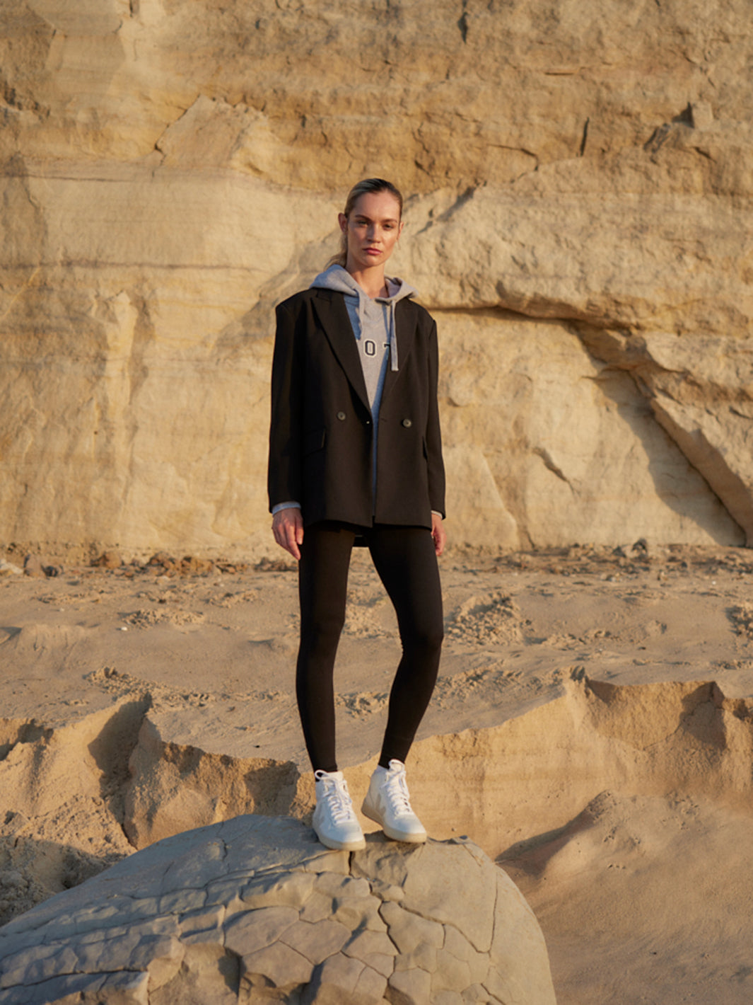 Damen Leggings in Schwarz aus Bio Baumwollle Modal und Elasthan mit breiten Bund von WOTE - in Portugal produziert Frontansicht mit Modell vor Wand