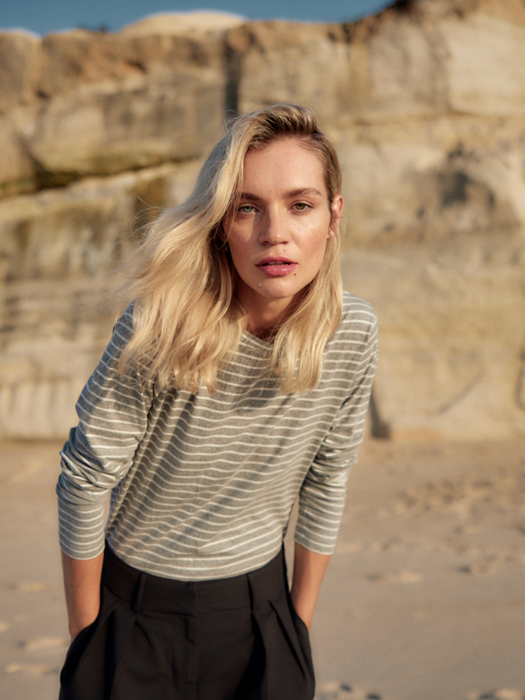 Damen Longsleeve in Grau Melange-Weiß gestreift aus Bio-Baumwolle von WOTE - made in Portugal, Anschnitt Bild