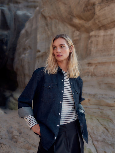 Gestreiftes Damen Longsleeve in Off-White-Schwarz aus Bio-Baumwolle von WOTE - made in Portugal, Anschnitt Bild mit Jeanshemd