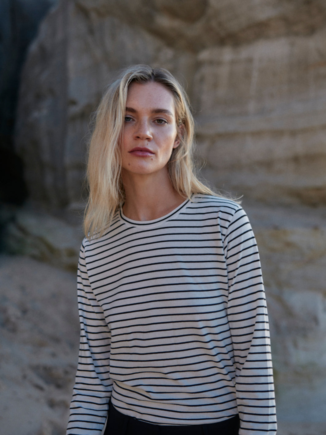 Damen Longsleeve gestreift in Off-White-Schwarz aus Bio-Baumwolle von WOTE - fair und nachhaltig in Portugal produziert, Detailansicht Streifen
