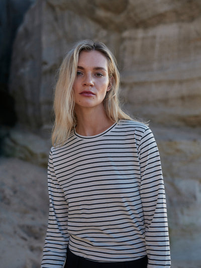 Damen Longsleeve gestreift in Off-White-Schwarz aus Bio-Baumwolle von WOTE - fair und nachhaltig in Portugal produziert, Detailansicht Streifen