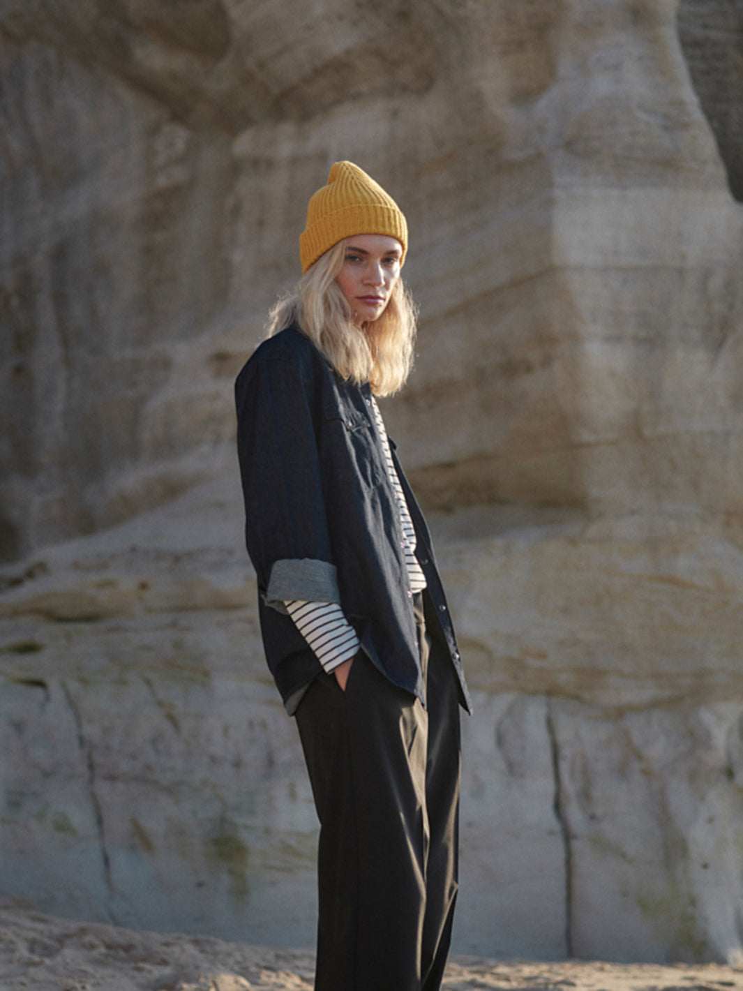Gestreiftes Damen Longsleeve in Off-White-Schwarz aus weicher Bio-Baumwolle von WOTE - made in Portugal, rechte Seitenansicht