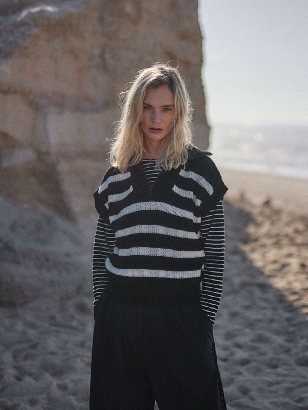 Damen Longsleeve Schwarz-Weiß gestreift aus nachhaltiger Bio Baumwolle von WOTE - made in Portugal, Anschnitt Bild Front mit Pullunder