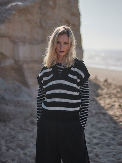 Damen Longsleeve Schwarz-Weiß gestreift aus nachhaltiger Bio Baumwolle von WOTE - made in Portugal, Anschnitt Bild Front mit Pullunder
