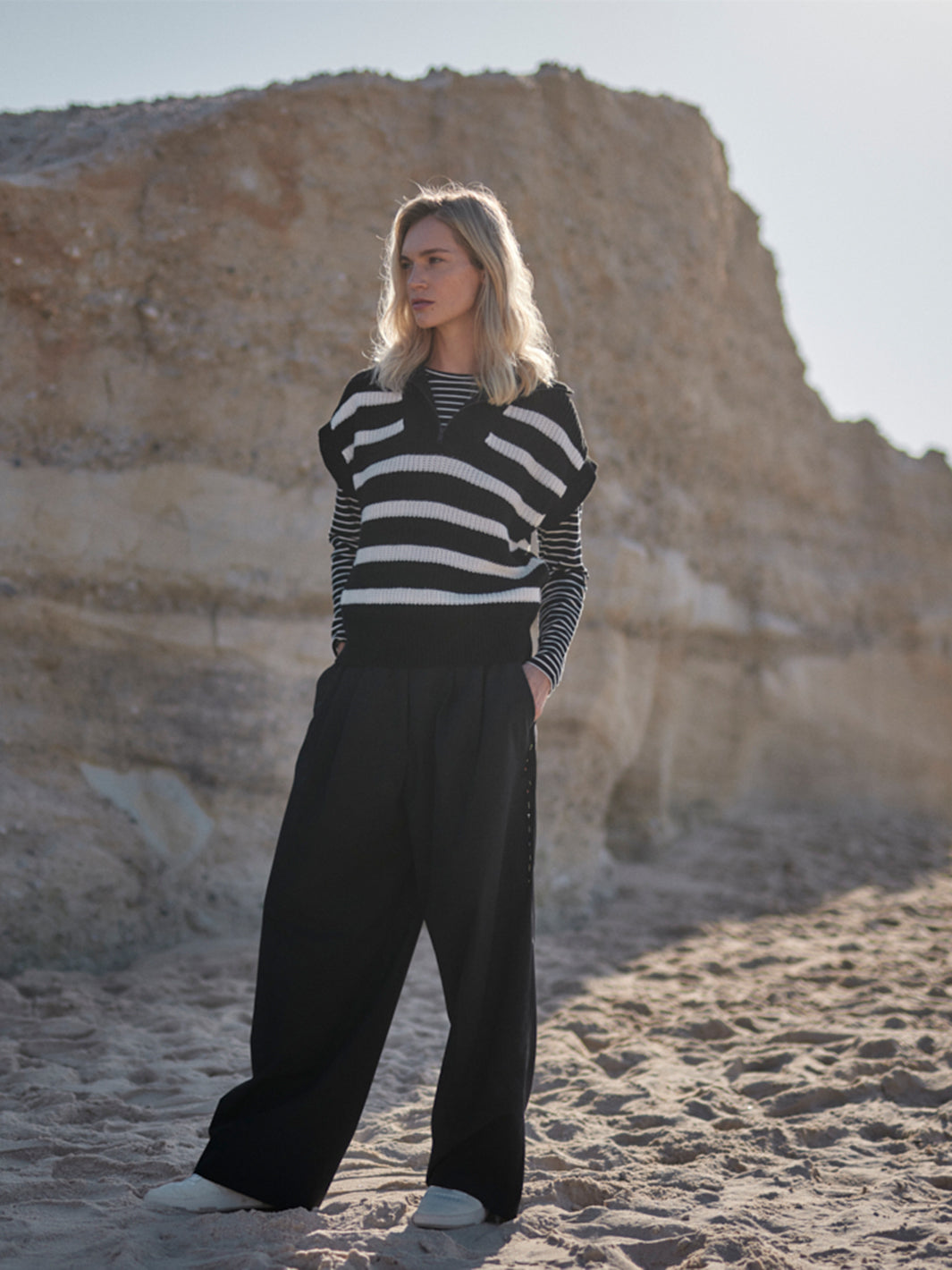 Damen Longsleeve Schwarz-Weiß gestreift aus weicher Bio-Baumwolle von WOTE - nachhaltig in Portugal produziert, Frontansicht