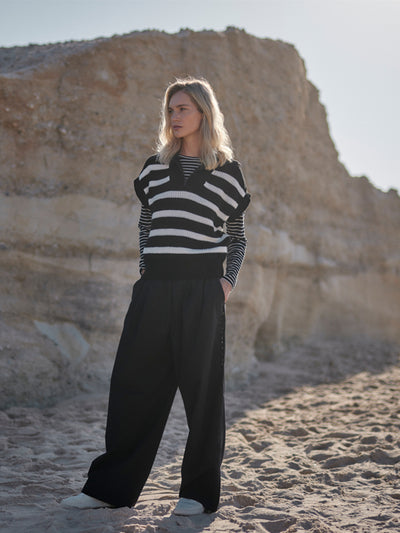 Damen Longsleeve Schwarz-Weiß gestreift aus weicher Bio-Baumwolle von WOTE - nachhaltig in Portugal produziert, Frontansicht