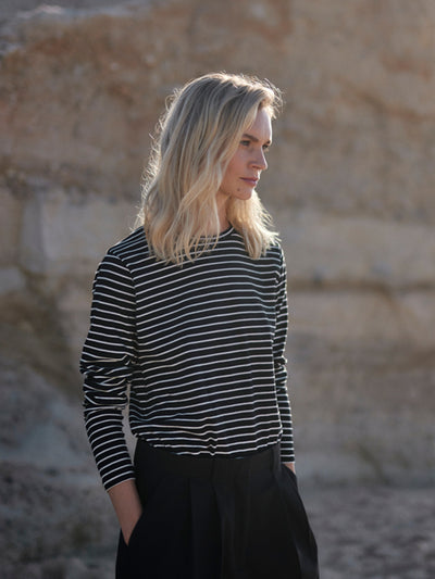 Damen Longsleeve Schwarz-Weiß gestreift aus Bio-Baumwolle von WOTE - fair und nachhaltig in Portugal produziert, linke Seitenansicht