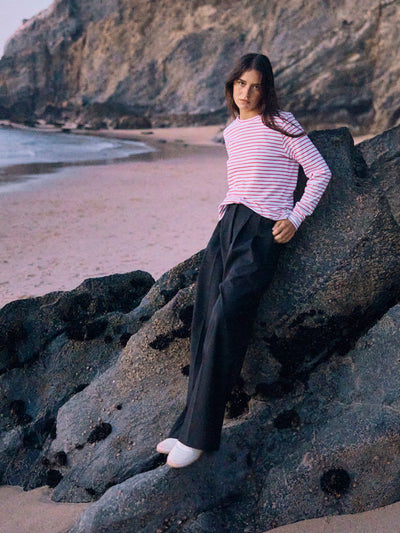 Gestreiftes Damen Langarm Shirt in Weiß-Rot aus Bio-Baumwolle von WOTE - made in Portugal, linke Seitenansicht