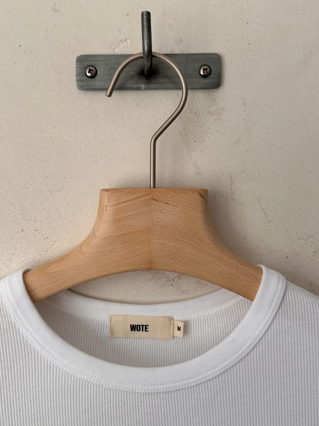 Damen  Rundhals T-Shirt in Weiß aus gerippter Bio-Baumwolle von WOTE - fair & nachhaltig produziert in Portugal ( Detailansicht Kragen)