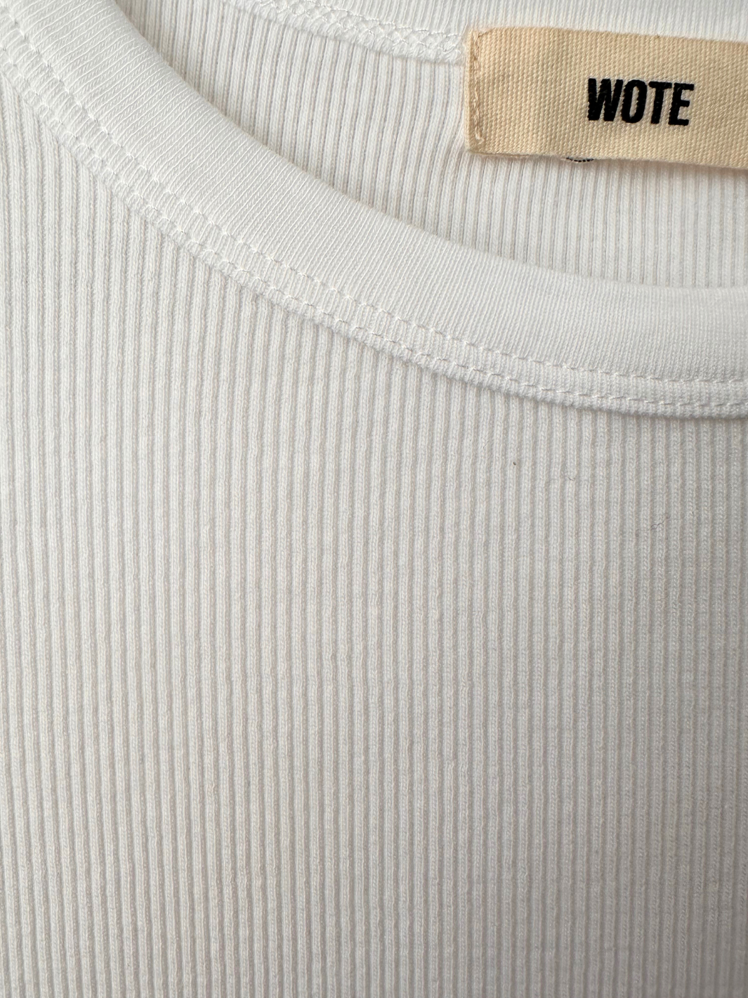 Damen Rundhals T-Shirt in Weiß aus gerippter Bio-Baumwolle von WOTE - hochwertig produziert in Portugal ( Detailansicht)