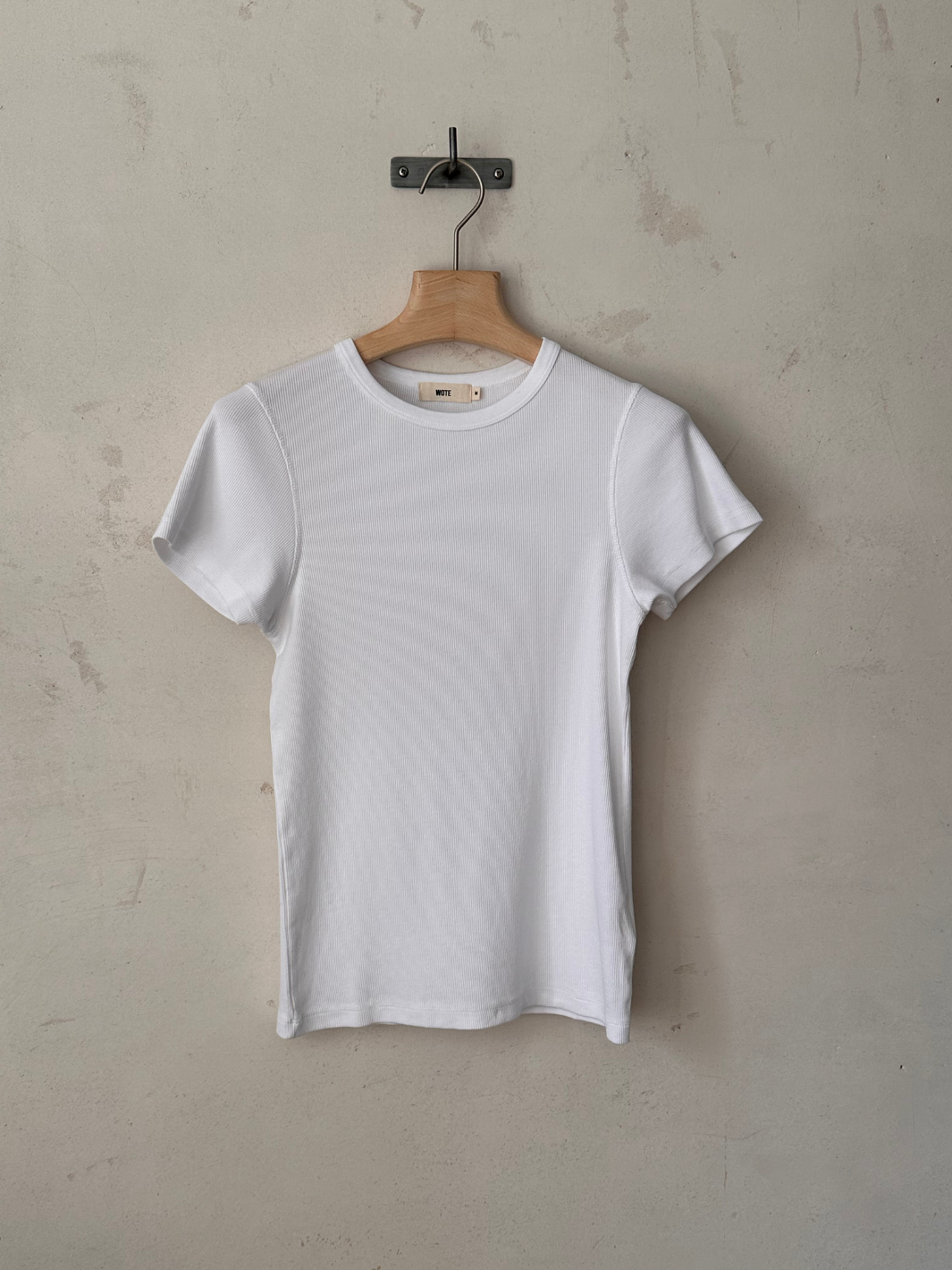 Damen Rundhals T-Shirt in Weiß aus gerippter Bio-Baumwolle von WOTE - nachhaltiges Basic Shirt made in Portugal ( Frontansicht)