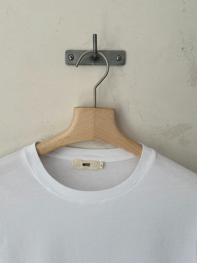 Detailansicht Weißes Damen T-Shirt aus hochwertiger Bio-Baumwolle in Portugal produziert von WOTE