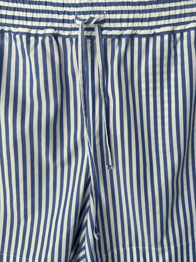 Damen Bermuda Shorts in Blau-Weiß aus hochwertiger Bio-Baumwolle von WOTE - fair & nachhaltig in Portugal produziert ( Detailansicht)