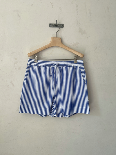 Damen Bermuda Shorts in Blau-Weiß aus Bio-Baumwolle von WOTE - hochwertige & nachhaltige Mode, made in Portugal ( hängen am Bügel Frontansicht)
