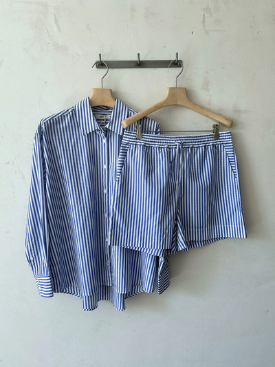 Nachhaltige Damen Bermuda Shorts in Blau-Weiß aus Bio-Baumwolle von WOTE - made in Portugal ( Shorts mit Bluse hängend auf Bügel Frontansicht)