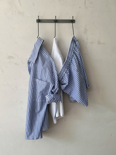 Damen Bermuda Shorts in Blau-Weiß gestreift aus Bio-Baumwolle von WOTE - hochwertig & nachhaltig produziert in Portugal ( linke Seitenansicht)