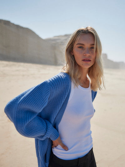 Damen Strick Cardigan in Blau aus zertifizierter Merino Wolle von WOTE - fair und nachhaltig in Italien produziert, Detailansicht Strickstruktur