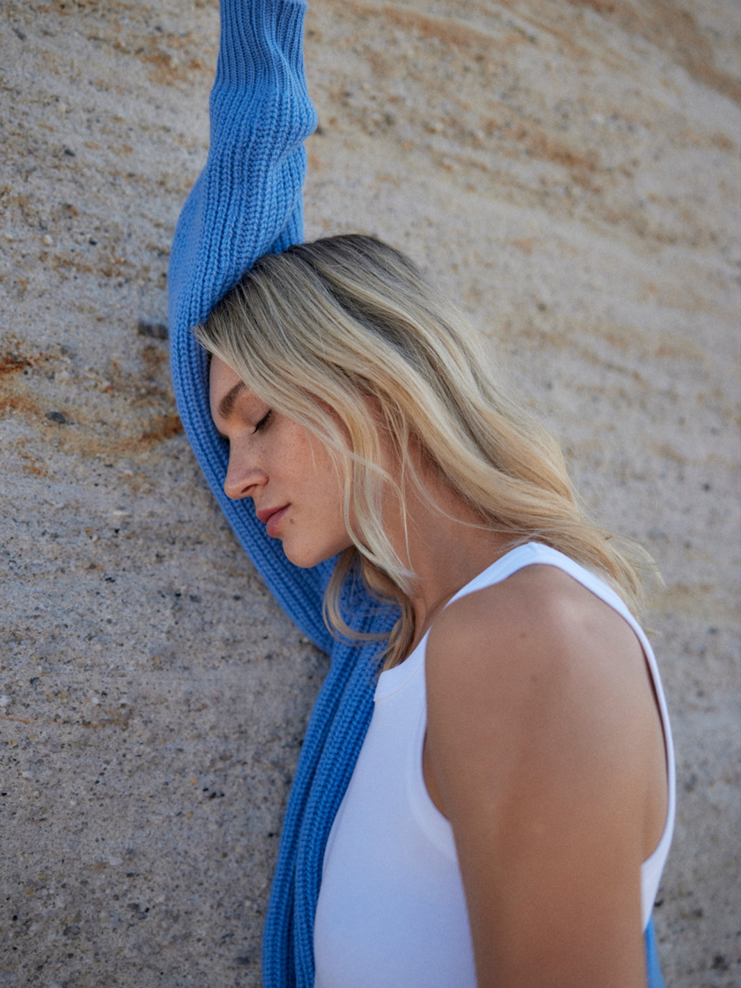 Damen Strick Cardigan in Blau aus zertifizierter Merino Wolle von WOTE - fair und nachhaltig in Italien hergestellt, linke Seitenansicht