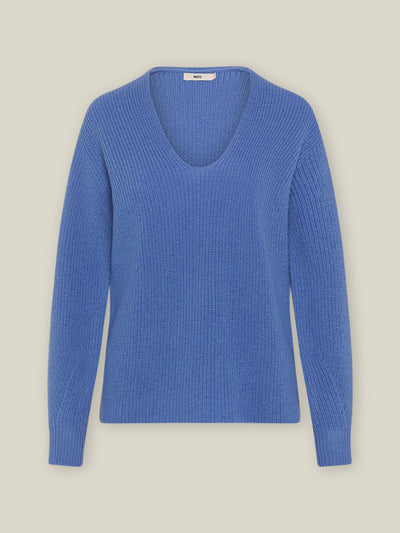 Damen Strick Pullover mit V-Neck in Blau aus nachhaltiger Merino Wolle von WOTE - in Italien produziert, Freigestelltes Bild