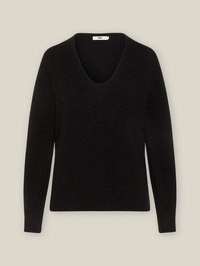 Damen Strick Pullover in Schwarz mit V-Neck aus nachhaltiger Merino Wolle von WOTE - made in Italy, Freisteller Bild