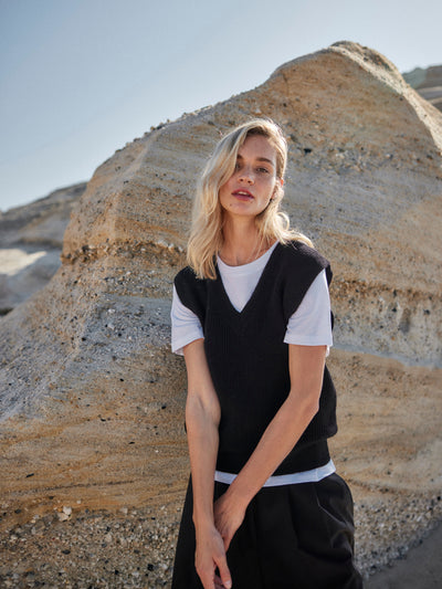 Damen Strick Pullunder mit V-Ausschnitt in Schwarz aus nachhaltiger Merino Wolle von WOTE - made in Italy, Frontansicht
