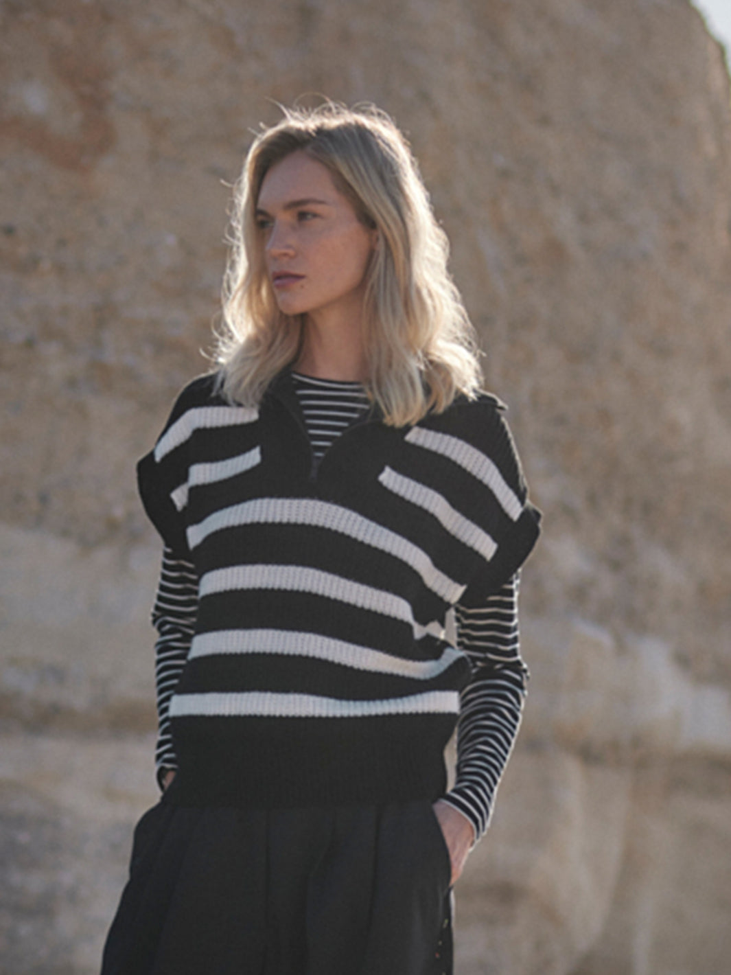 Damen Strick Pullunder mit Troyer Kragen in Schwarz-Weiß aus reiner Bio-Baumwolle von WOTE - made in Italy, Frontansicht