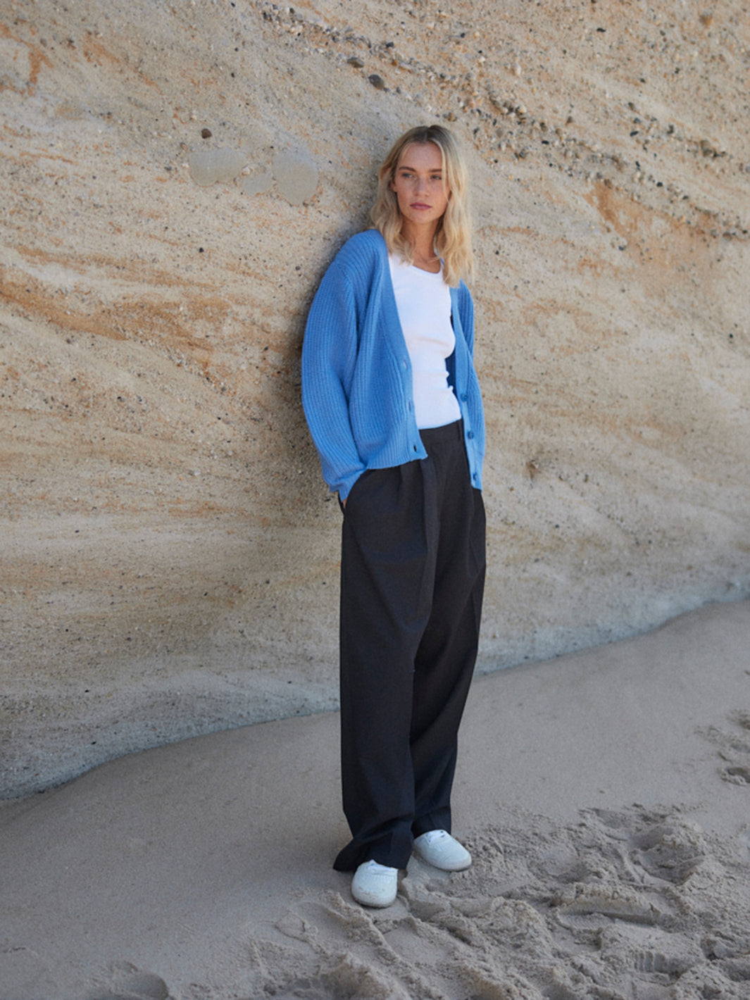 Hochwertige Damen Strickjacke in Blau aus nachhaltiger Merino Wolle von WOTE - hergestellt in Italien, rechte Seitenansicht