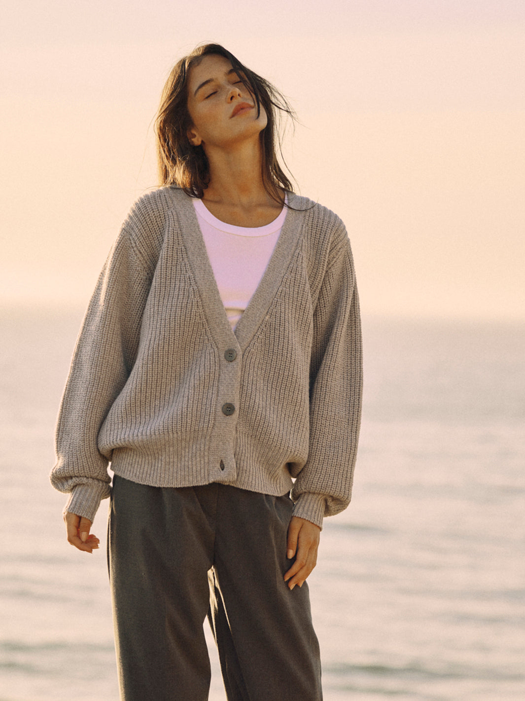 Hochwertige Strickjacke für Frauen in Grau-Melange aus nachhaltiger Merino Wolle von WOTE - hergestellt in Italien, Frontansicht