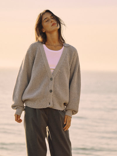 Hochwertige Strickjacke für Frauen in Grau-Melange aus nachhaltiger Merino Wolle von WOTE - hergestellt in Italien, Frontansicht