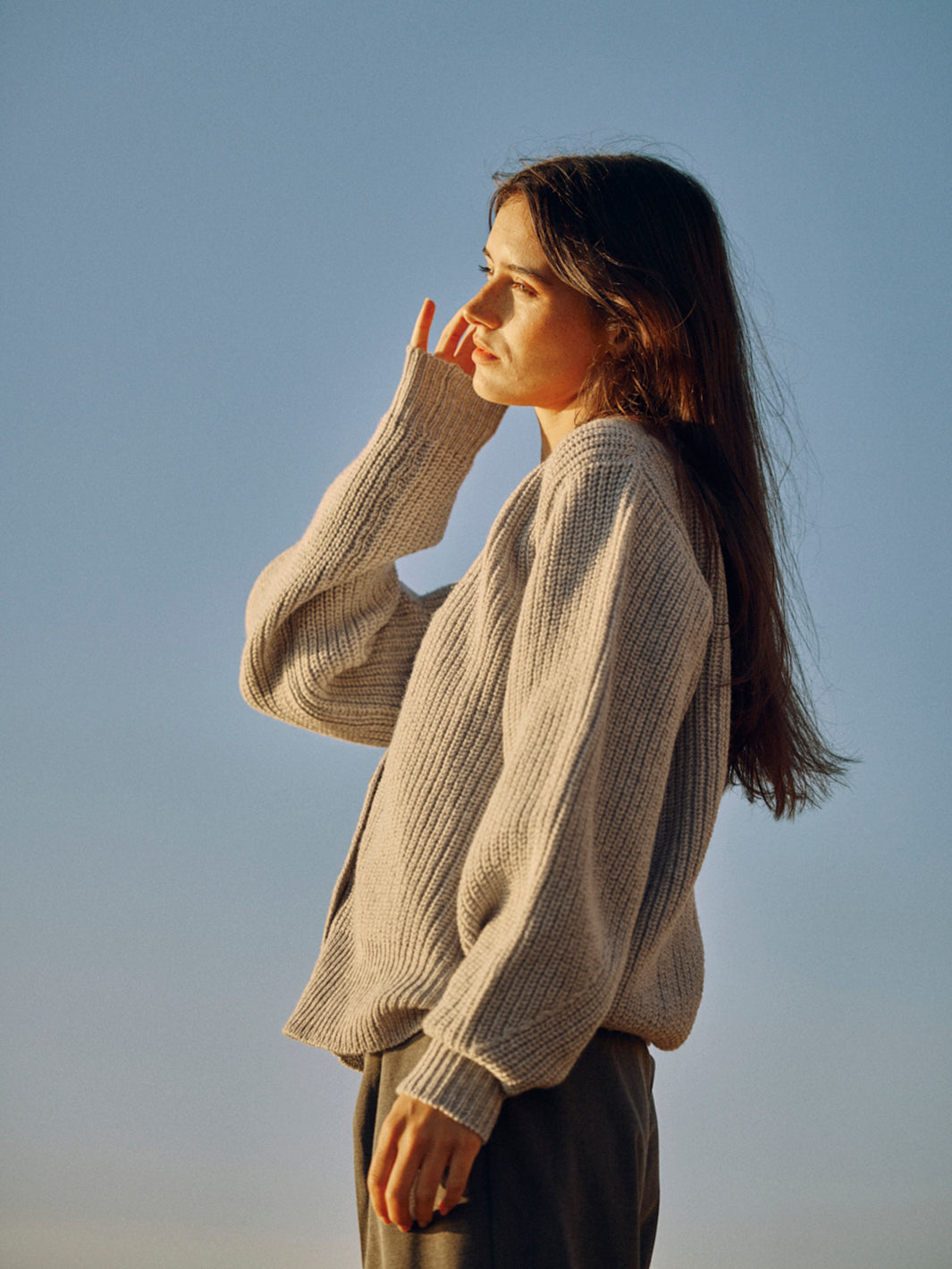 Hochwertige Damen Strickjacke in Grau-Melange aus zertifizierter Merino Wolle von WOTE - fair und nachhaltig in Italien produziert, linke Seitenansicht