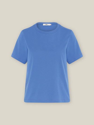 Damen Basic T-Shirt mit Rundhalsausschnitt in blau aus reiner Bio-Baumwolle von WOTE - nachhaltig in Portugal produziert, Freisteller Bild