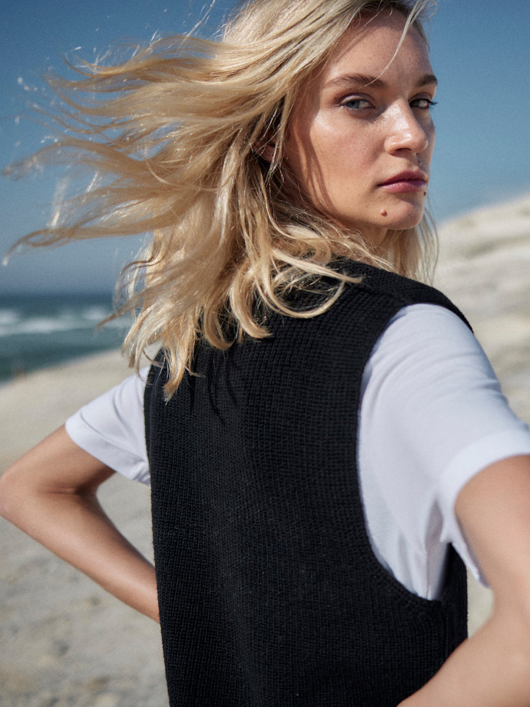 Damen T-Shirt mit Rundhalsausschnitt in Weiß aus reiner Bio-Baumwolle von WOTE - fair und nachhaltig in Portugal produziert, Rückenansicht