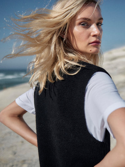 Damen T-Shirt mit Rundhalsausschnitt in Weiß aus reiner Bio-Baumwolle von WOTE - fair und nachhaltig in Portugal produziert, Rückenansicht